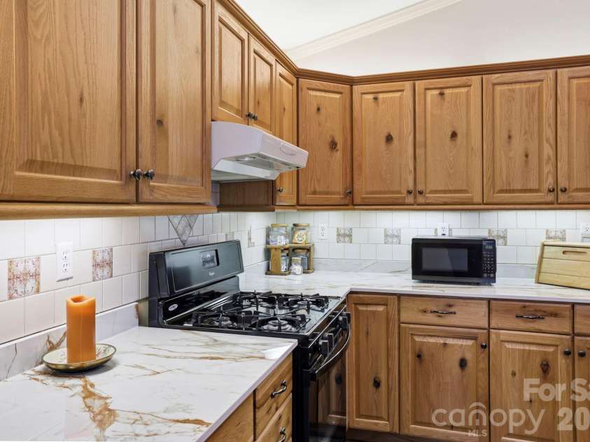 81 Chestnut Lane, Hendersonville, NC 28792.  MLS# CAR4401616, YatesRealty ID 36590. 