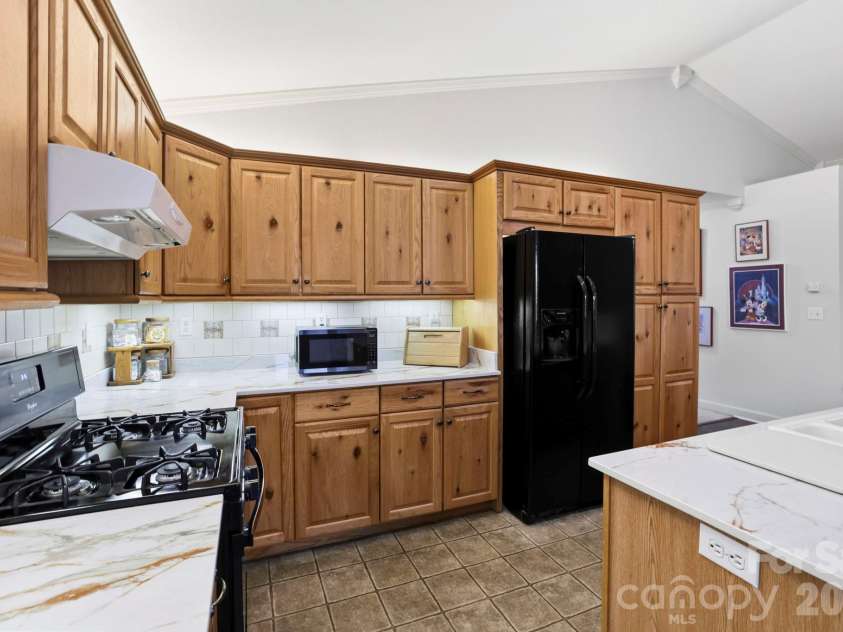 81 Chestnut Lane, Hendersonville, NC 28792.  MLS# CAR4401616, YatesRealty ID 36590. 