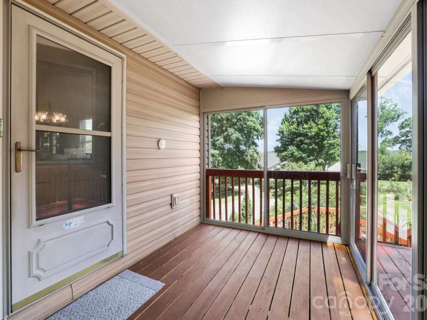 81 Chestnut Lane, Hendersonville, NC 28792.  MLS# CAR4401616, YatesRealty ID 36590. 