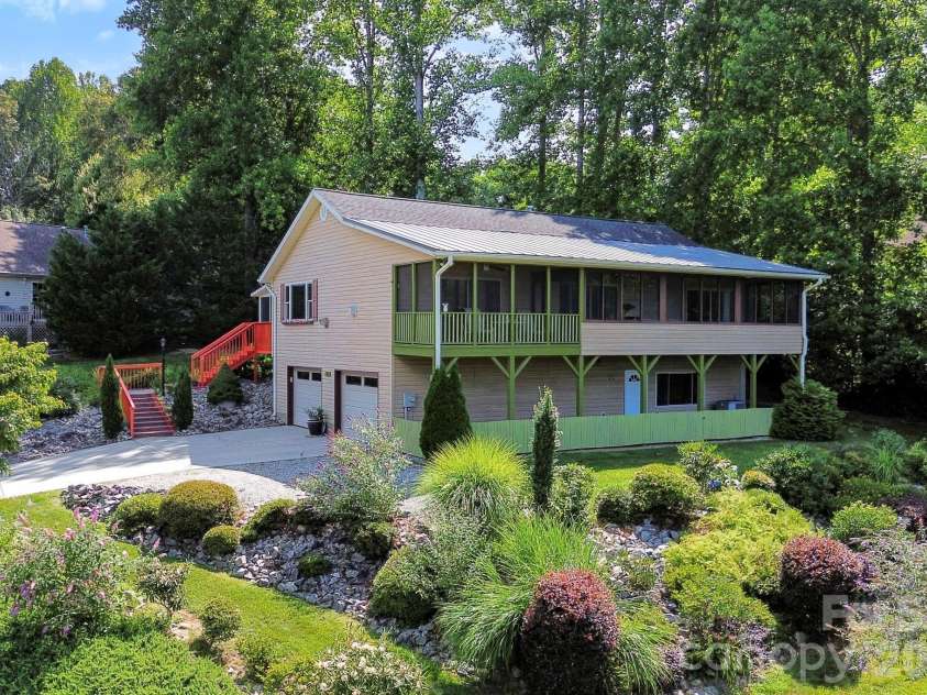 81 Chestnut Lane, Hendersonville, NC 28792.  MLS# CAR4401616, YatesRealty ID 36590. 