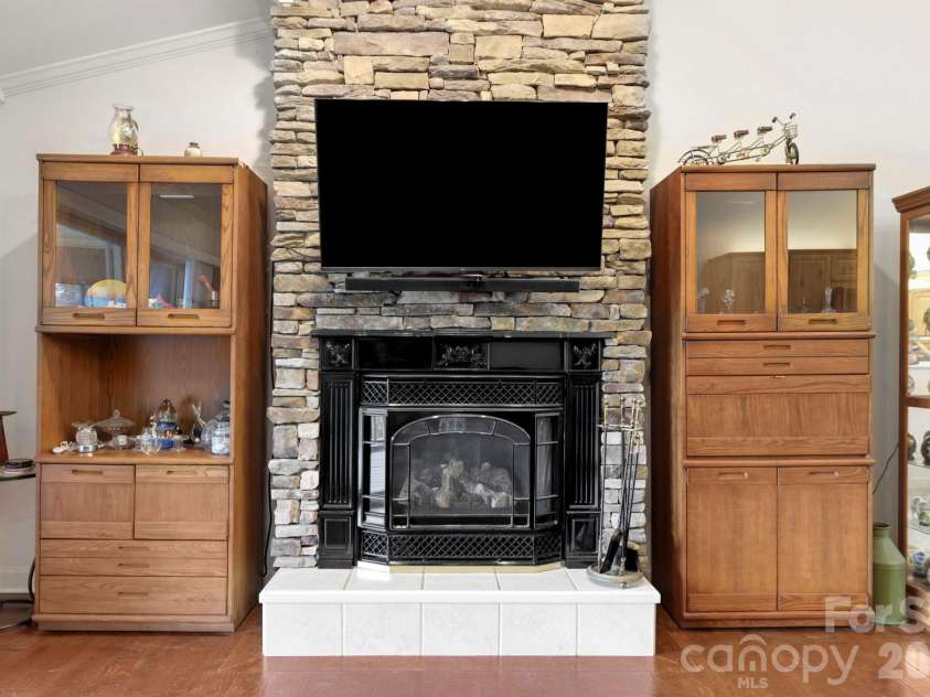 81 Chestnut Lane, Hendersonville, NC 28792.  MLS# CAR4401616, YatesRealty ID 36590. 