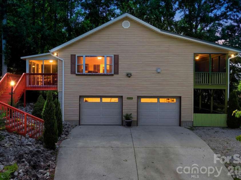 81 Chestnut Lane, Hendersonville, NC 28792.  MLS# CAR4401616, YatesRealty ID 36590. 