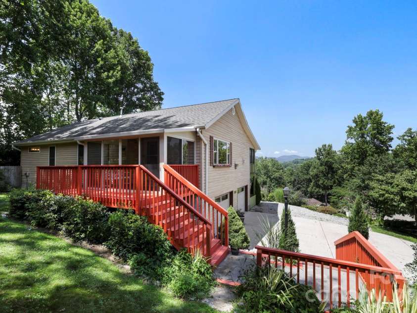 81 Chestnut Lane, Hendersonville, NC 28792.  MLS# CAR4401616, YatesRealty ID 36590. 