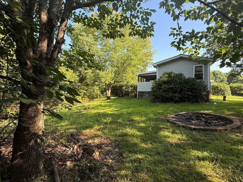 6006 Vanderhorst Drive, Concord, NC 28205.  MLS# CAR4402290, YatesRealty ID 36591. 