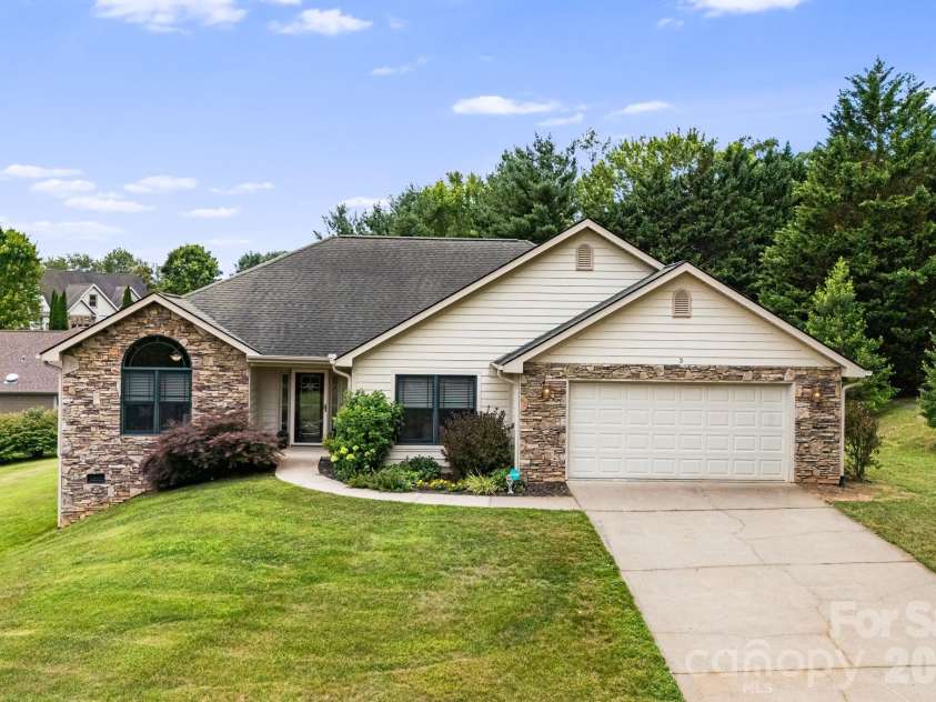 3 Bombay Court, Candler, NC 28715.  MLS# CAR4394781, YatesRealty ID 36592. 