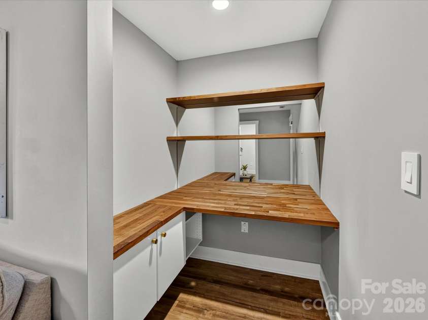 232 Clarkson Street, Charlotte, NC 28202.  MLS# CAR4394302, YatesRealty ID 36595. 