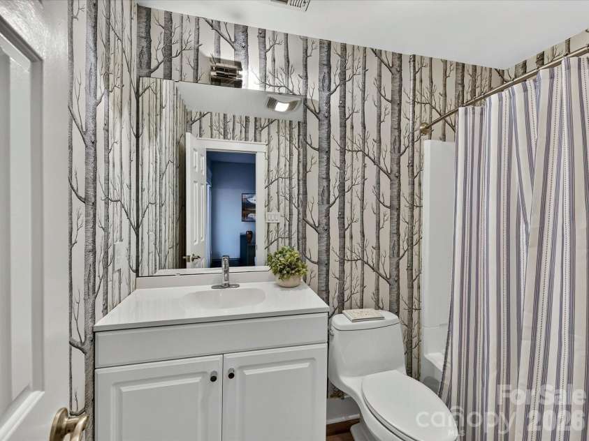 232 Clarkson Street, Charlotte, NC 28202.  MLS# CAR4394302, YatesRealty ID 36595. 
