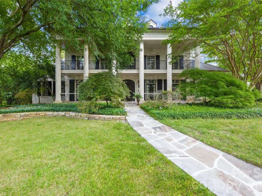 4523 Fox Brook Lane, Charlotte, NC 28211.  MLS# CAR4401054, YatesRealty ID 36597. 