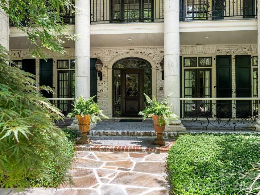 4523 Fox Brook Lane, Charlotte, NC 28211.  MLS# CAR4401054, YatesRealty ID 36597. 