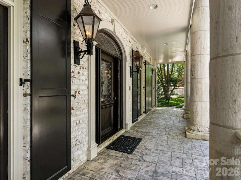 4523 Fox Brook Lane, Charlotte, NC 28211.  MLS# CAR4401054, YatesRealty ID 36597. 