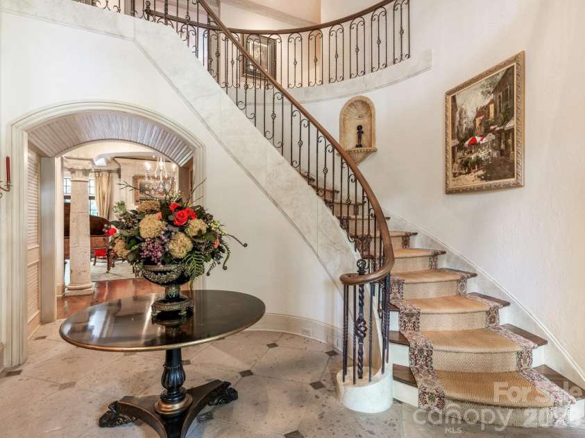 4523 Fox Brook Lane, Charlotte, NC 28211.  MLS# CAR4401054, YatesRealty ID 36597. 