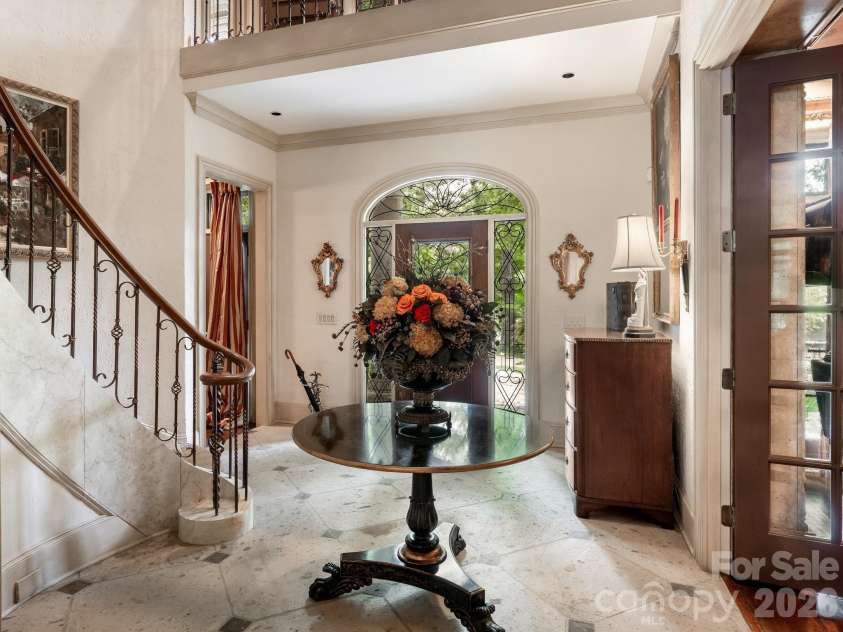 4523 Fox Brook Lane, Charlotte, NC 28211.  MLS# CAR4401054, YatesRealty ID 36597. 