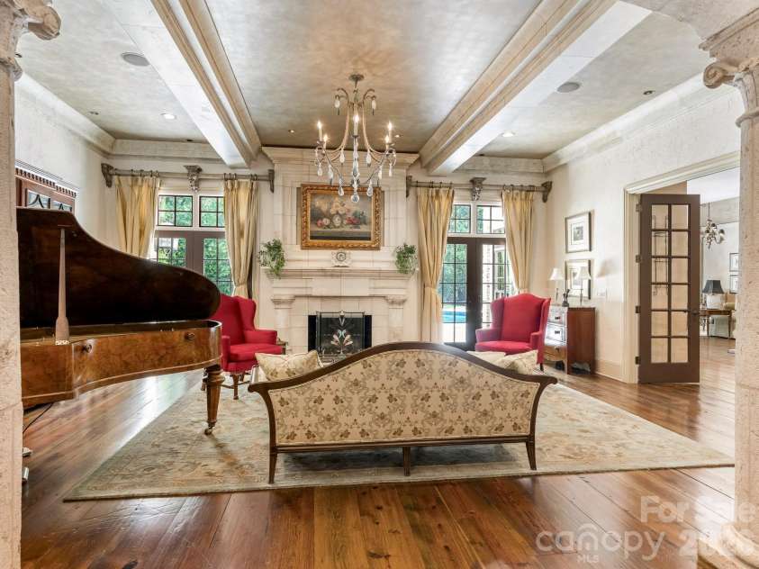 4523 Fox Brook Lane, Charlotte, NC 28211.  MLS# CAR4401054, YatesRealty ID 36597. 
