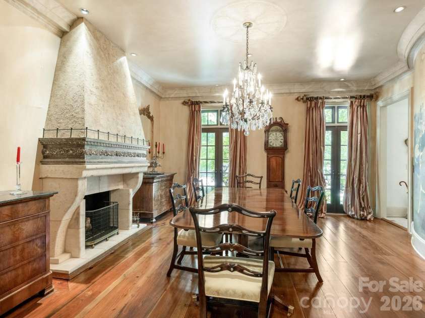 4523 Fox Brook Lane, Charlotte, NC 28211.  MLS# CAR4401054, YatesRealty ID 36597. 