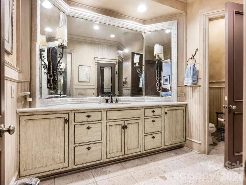 4523 Fox Brook Lane, Charlotte, NC 28211.  MLS# CAR4401054, YatesRealty ID 36597. 