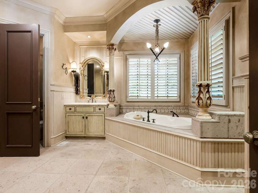 4523 Fox Brook Lane, Charlotte, NC 28211.  MLS# CAR4401054, YatesRealty ID 36597. 