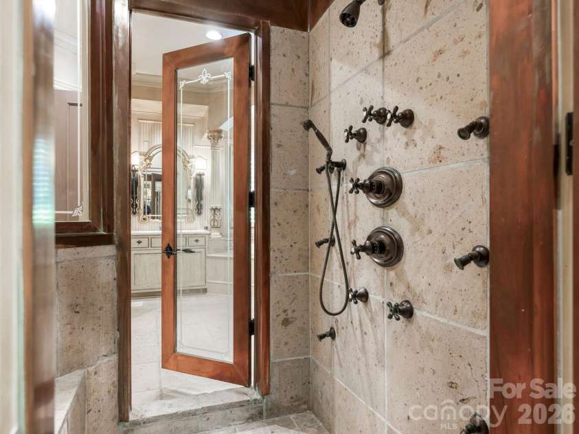 4523 Fox Brook Lane, Charlotte, NC 28211.  MLS# CAR4401054, YatesRealty ID 36597. 