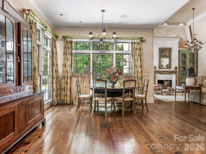 4523 Fox Brook Lane, Charlotte, NC 28211.  MLS# CAR4401054, YatesRealty ID 36597. 