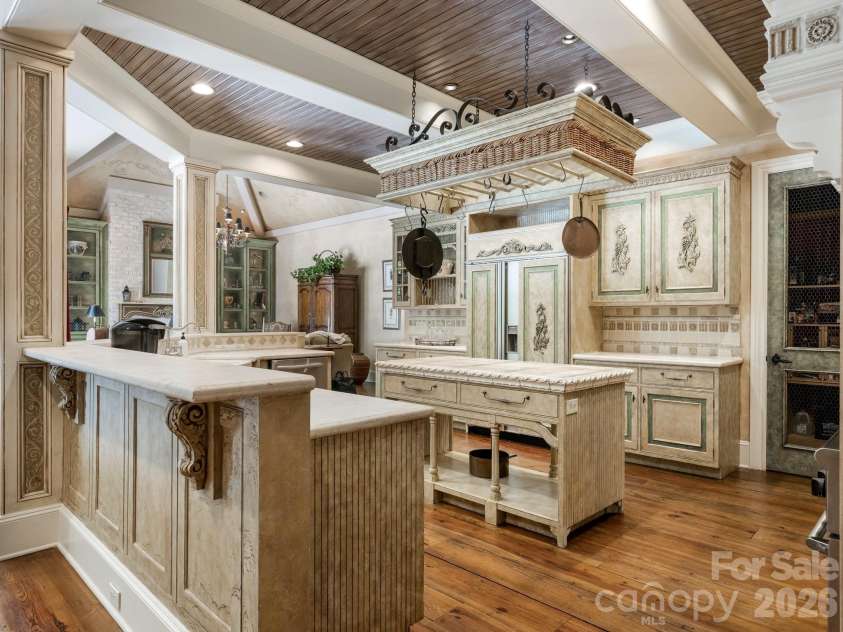 4523 Fox Brook Lane, Charlotte, NC 28211.  MLS# CAR4401054, YatesRealty ID 36597. 