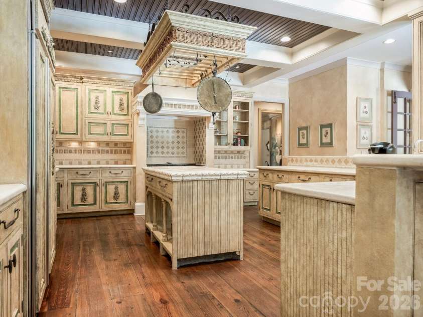 4523 Fox Brook Lane, Charlotte, NC 28211.  MLS# CAR4401054, YatesRealty ID 36597. 