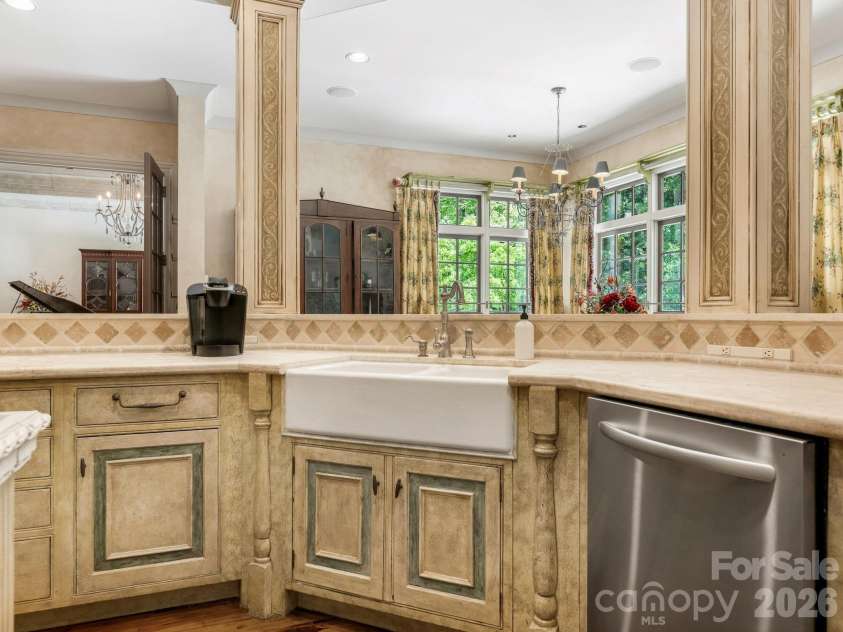 4523 Fox Brook Lane, Charlotte, NC 28211.  MLS# CAR4401054, YatesRealty ID 36597. 