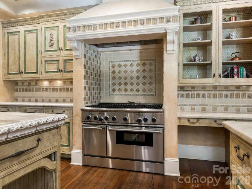 4523 Fox Brook Lane, Charlotte, NC 28211.  MLS# CAR4401054, YatesRealty ID 36597. 