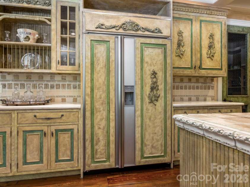 4523 Fox Brook Lane, Charlotte, NC 28211.  MLS# CAR4401054, YatesRealty ID 36597. 