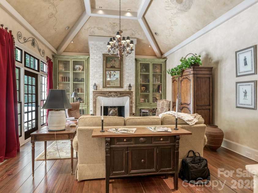 4523 Fox Brook Lane, Charlotte, NC 28211.  MLS# CAR4401054, YatesRealty ID 36597. 