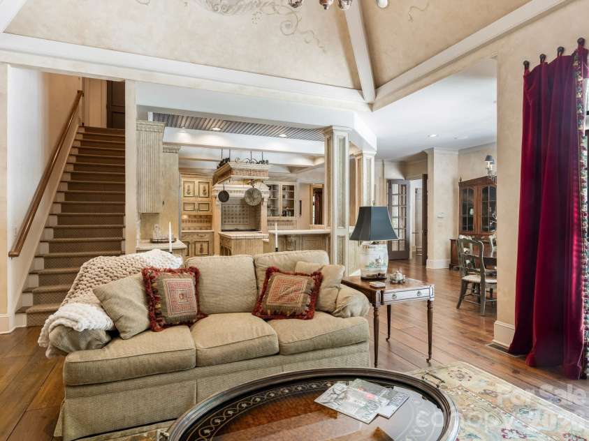 4523 Fox Brook Lane, Charlotte, NC 28211.  MLS# CAR4401054, YatesRealty ID 36597. 