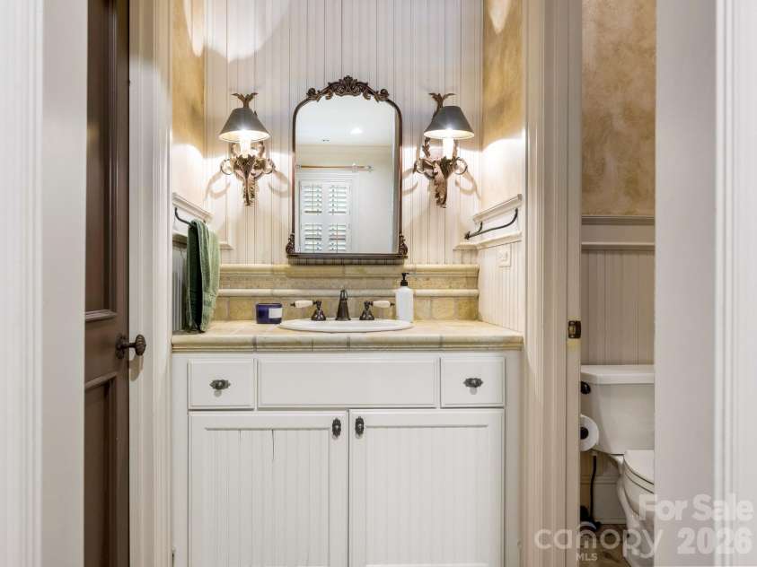 4523 Fox Brook Lane, Charlotte, NC 28211.  MLS# CAR4401054, YatesRealty ID 36597. 