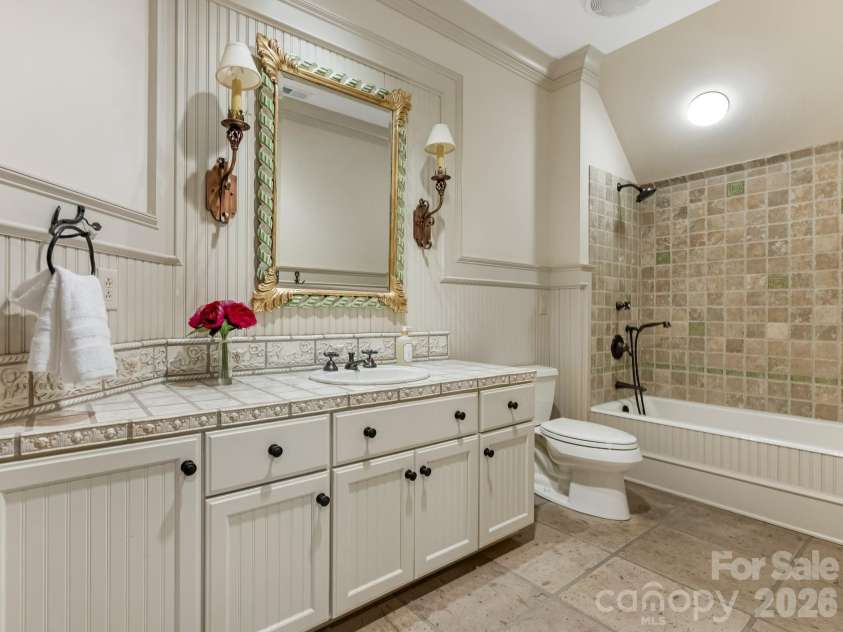 4523 Fox Brook Lane, Charlotte, NC 28211.  MLS# CAR4401054, YatesRealty ID 36597. 