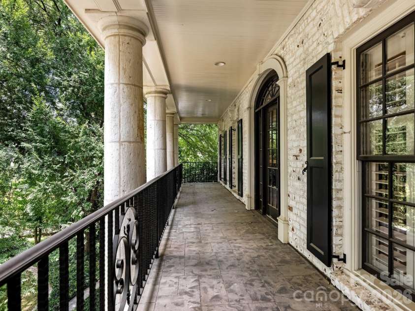 4523 Fox Brook Lane, Charlotte, NC 28211.  MLS# CAR4401054, YatesRealty ID 36597. 