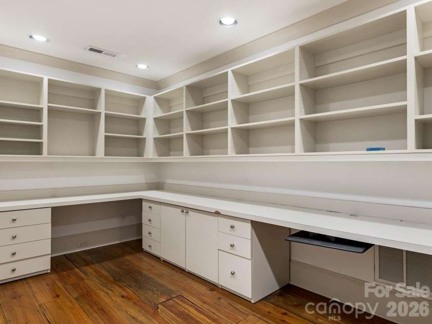4523 Fox Brook Lane, Charlotte, NC 28211.  MLS# CAR4401054, YatesRealty ID 36597. 