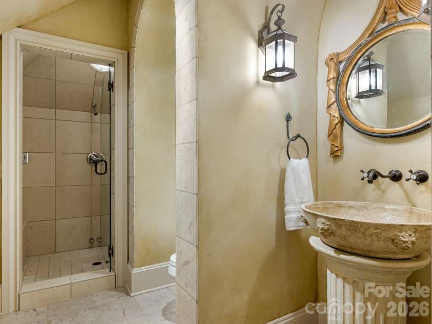 4523 Fox Brook Lane, Charlotte, NC 28211.  MLS# CAR4401054, YatesRealty ID 36597. 
