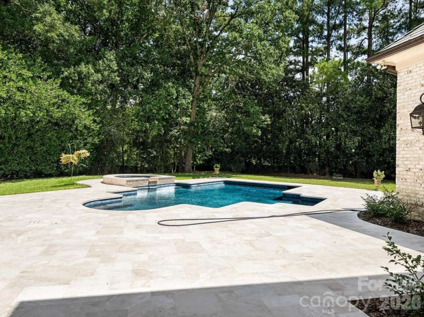 4523 Fox Brook Lane, Charlotte, NC 28211.  MLS# CAR4401054, YatesRealty ID 36597. 