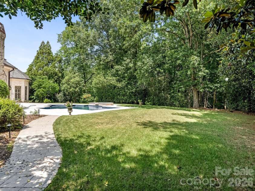 4523 Fox Brook Lane, Charlotte, NC 28211.  MLS# CAR4401054, YatesRealty ID 36597. 