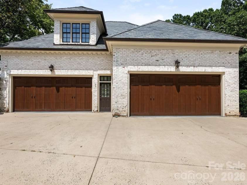 4523 Fox Brook Lane, Charlotte, NC 28211.  MLS# CAR4401054, YatesRealty ID 36597. 