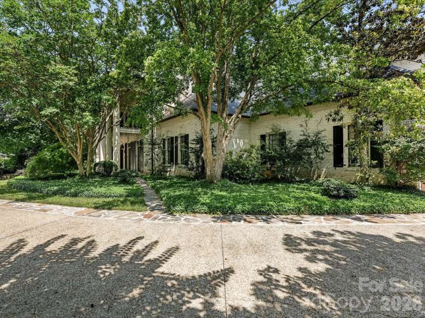 4523 Fox Brook Lane, Charlotte, NC 28211.  MLS# CAR4401054, YatesRealty ID 36597. 