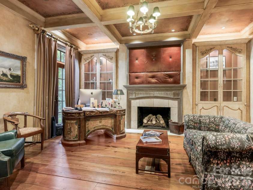 4523 Fox Brook Lane, Charlotte, NC 28211.  MLS# CAR4401054, YatesRealty ID 36597. 