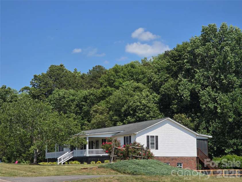 320 Huffstetler Lake Road, Dallas, NC 28034.  MLS# CAR4383842, YatesRealty ID 36603. 