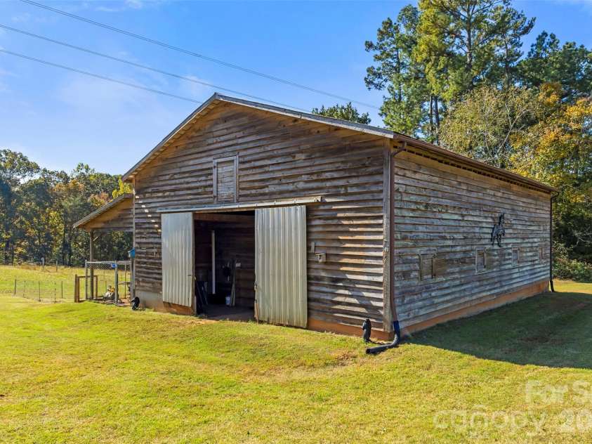 320 Huffstetler Lake Road, Dallas, NC 28034.  MLS# CAR4383842, YatesRealty ID 36603. 