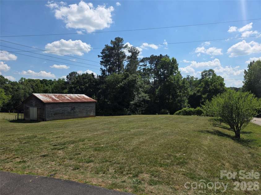 320 Huffstetler Lake Road, Dallas, NC 28034.  MLS# CAR4383842, YatesRealty ID 36603. 