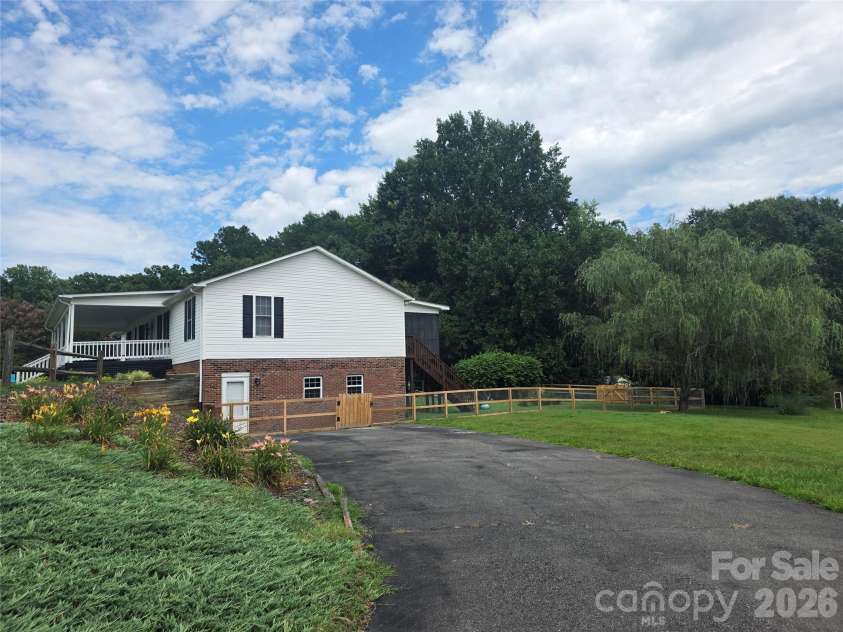 320 Huffstetler Lake Road, Dallas, NC 28034.  MLS# CAR4383842, YatesRealty ID 36603. 