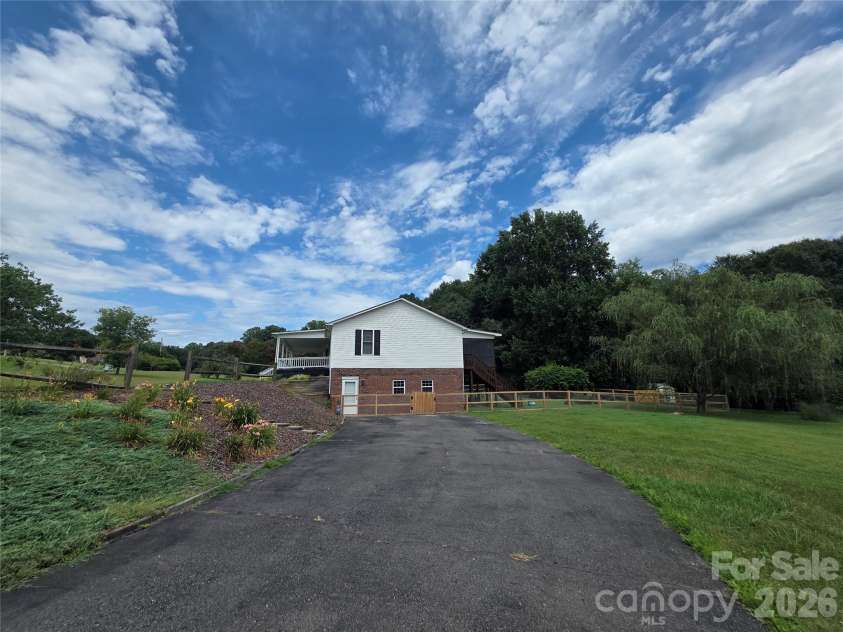 320 Huffstetler Lake Road, Dallas, NC 28034.  MLS# CAR4383842, YatesRealty ID 36603. 