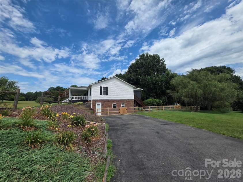320 Huffstetler Lake Road, Dallas, NC 28034.  MLS# CAR4383842, YatesRealty ID 36603. 