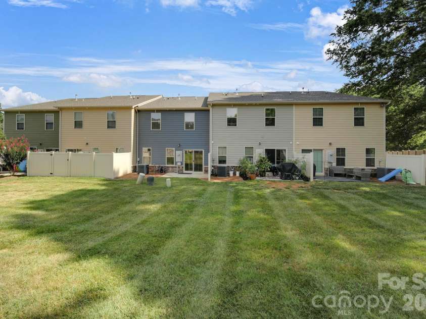 502 Park Meadows Drive, Matthews, NC 28104.  MLS# CAR4397927, YatesRealty ID 36606. 