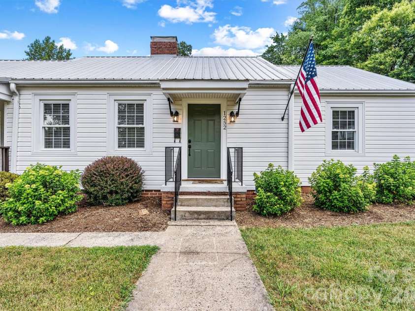 1252 11th Street, Hickory, NC 28601.  MLS# CAR4402969, YatesRealty ID 36607. 
