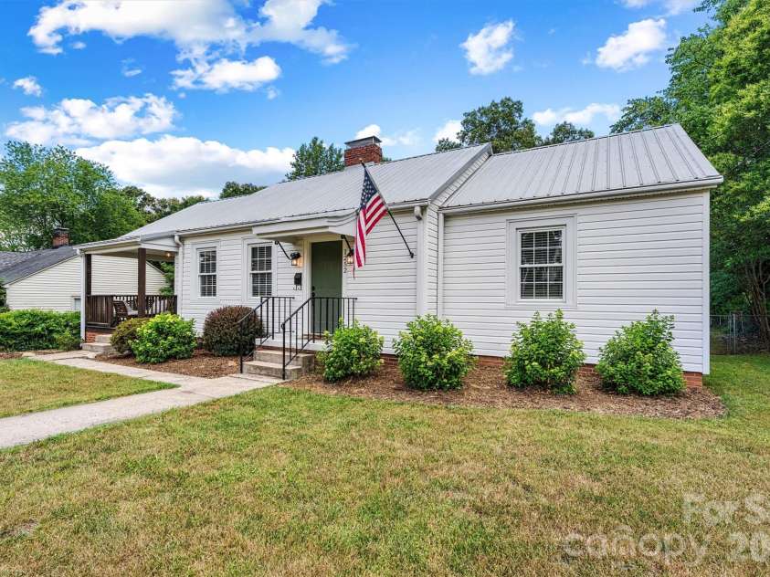 1252 11th Street, Hickory, NC 28601.  MLS# CAR4402969, YatesRealty ID 36607. 