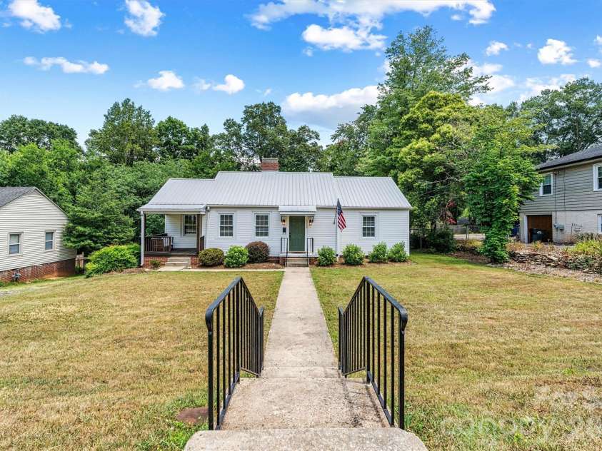 1252 11th Street, Hickory, NC 28601.  MLS# CAR4402969, YatesRealty ID 36607. 