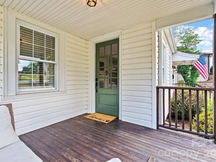 1252 11th Street, Hickory, NC 28601.  MLS# CAR4402969, YatesRealty ID 36607. 